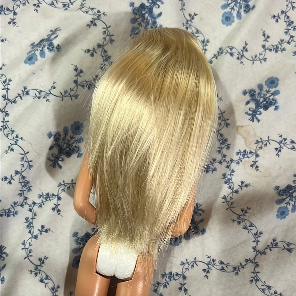 Vintage 2000s Blonde Twist ‘n Turn Barbie | Classic Collectible